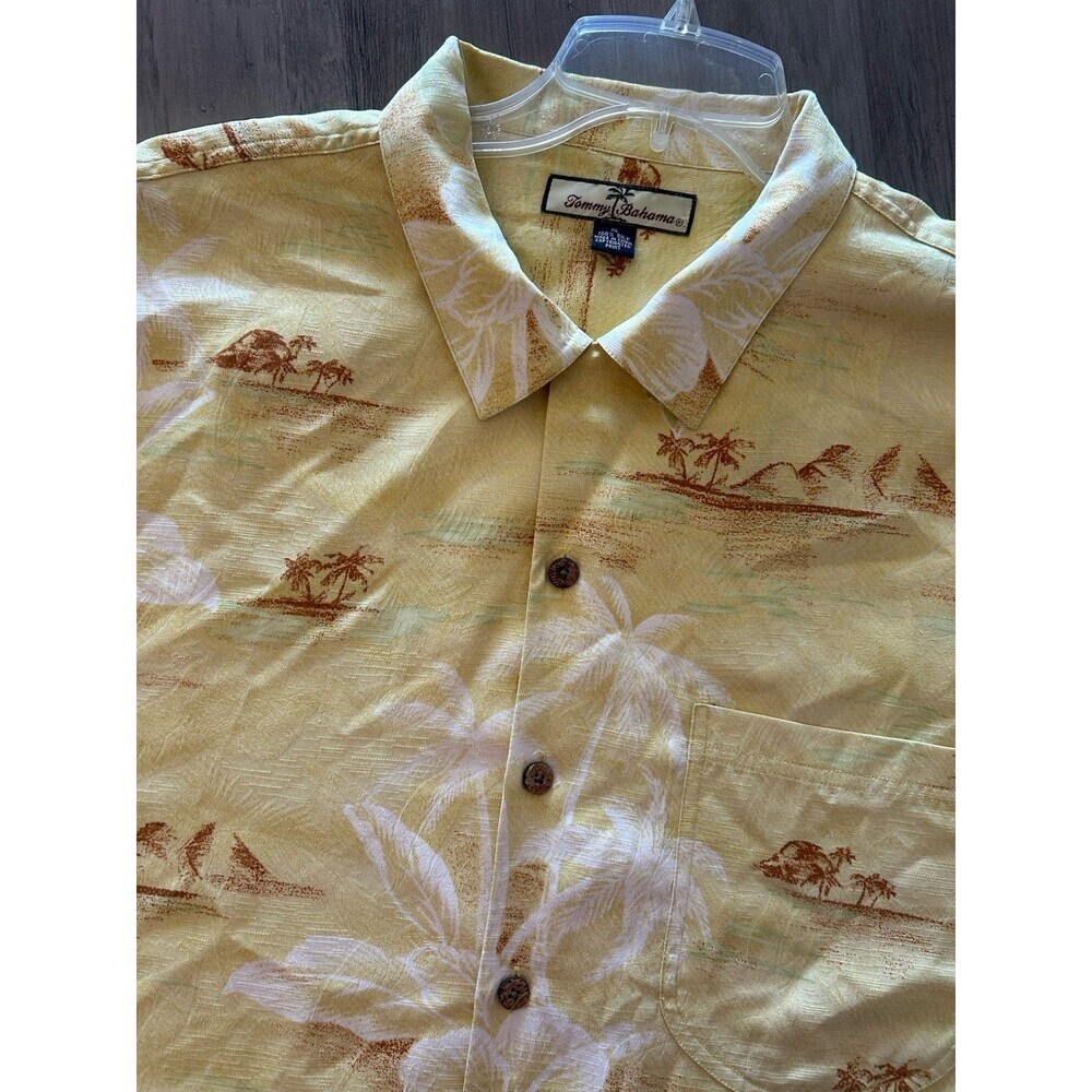 Tommy Bahama Shirt Men XL Yellow Island Pattern  Hawaiian Camp Short Sleeve Silk